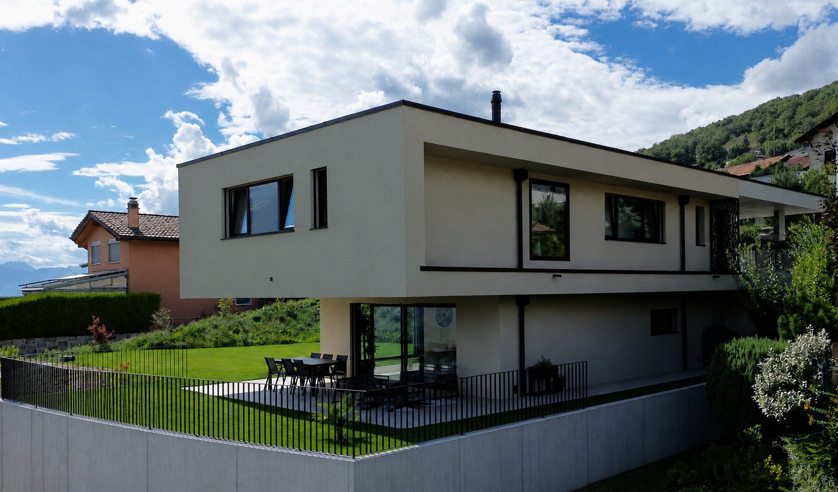 Villa contemporaine à Savièse — volumes en porte-à-faux, terrasse et jardin